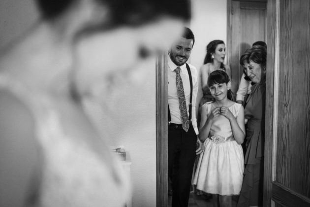 Un novia se viste con su familia